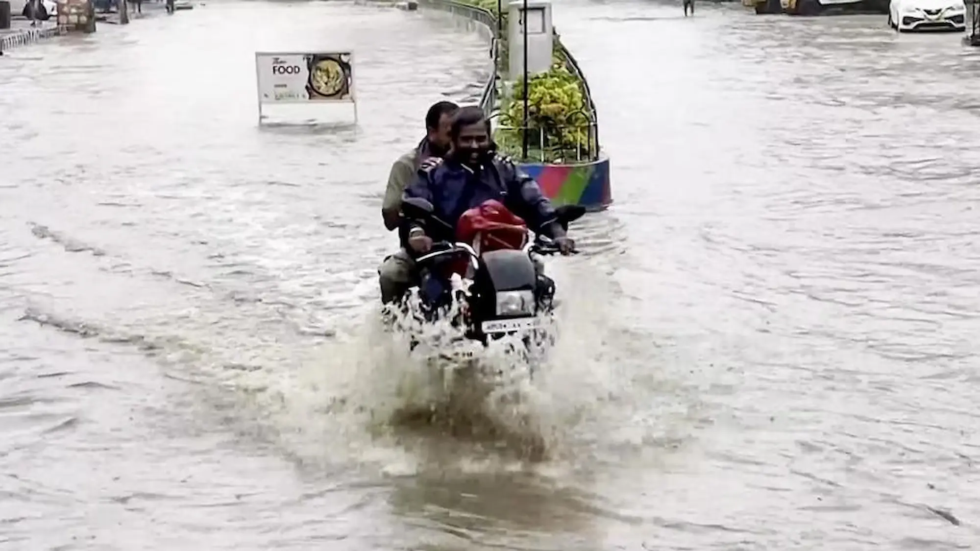 Rain Alert: AP లో భారీ వర్షాలతో అధికారుల అలర్ట్