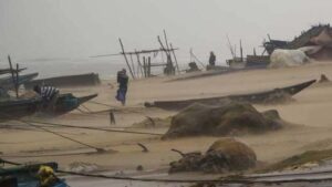 తెలంగాణ లో రేపు అత్యంత భారీ వర్షాలు