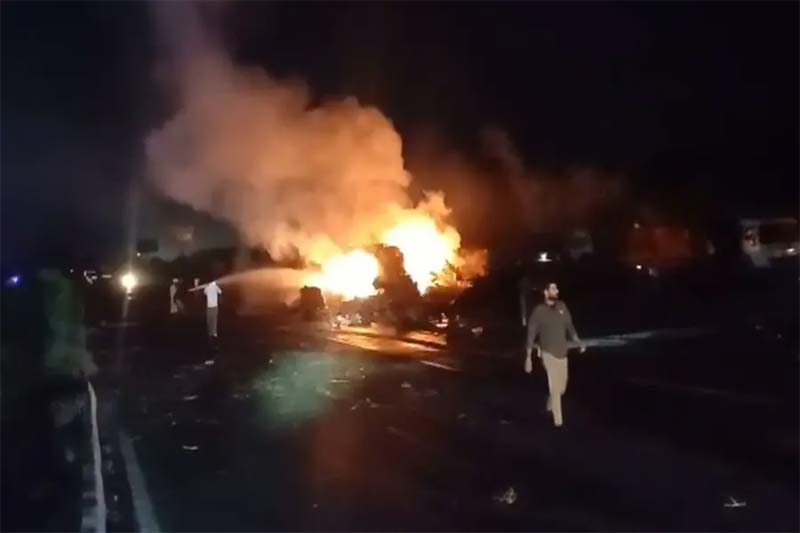 Gas Cylinder Truck Accident: బాంబుల్లా పేలిన గ్యాస్ సిలిండర్లు!