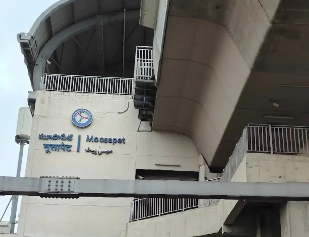 News Telugu: Metro: హైదరాబాద్ మెట్రోలో షాక్: ప్రయాణికుడి బ్యాగ్‌లో బుల్లెట్