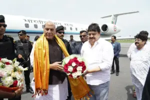 హైదరాబాద్‌కు చేరుకున్న రక్షణ మంత్రి రాజ్‌నాథ్ సింగ్