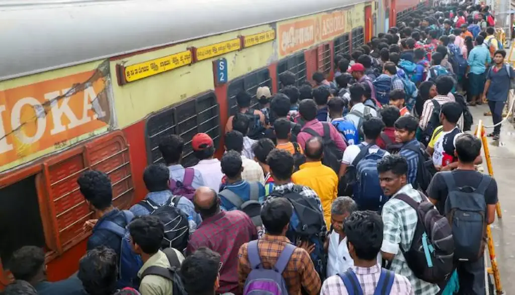 News Telugu: Diwali: దీపావళి పండగకు సొంతూళ్లకు పోటెత్తిన చెన్నై వాసులు