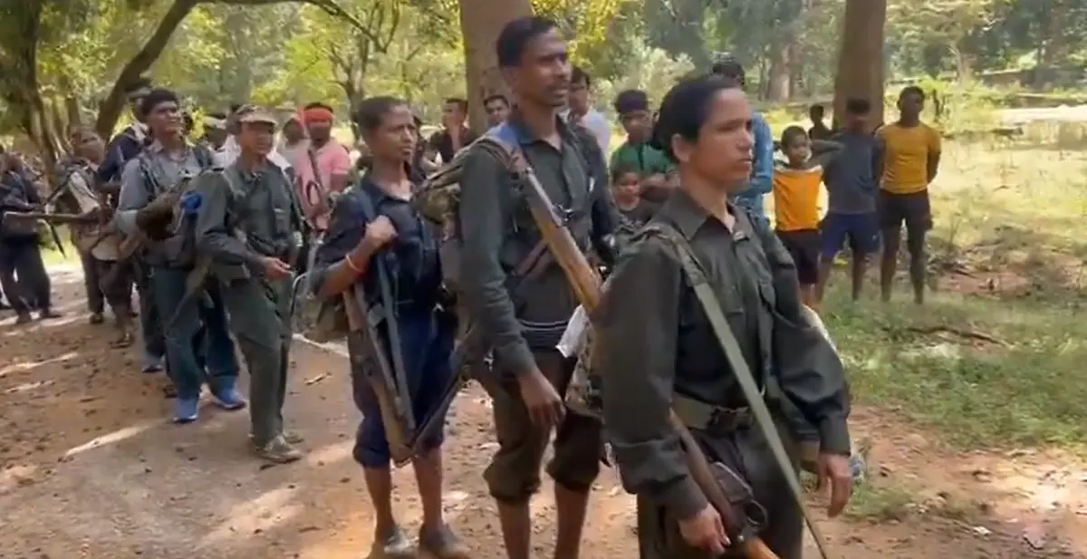 Maoist: మరో 21 మంది మావోయిస్టుల లొంగుబాటు ఆయుధాలు అప్పగింత