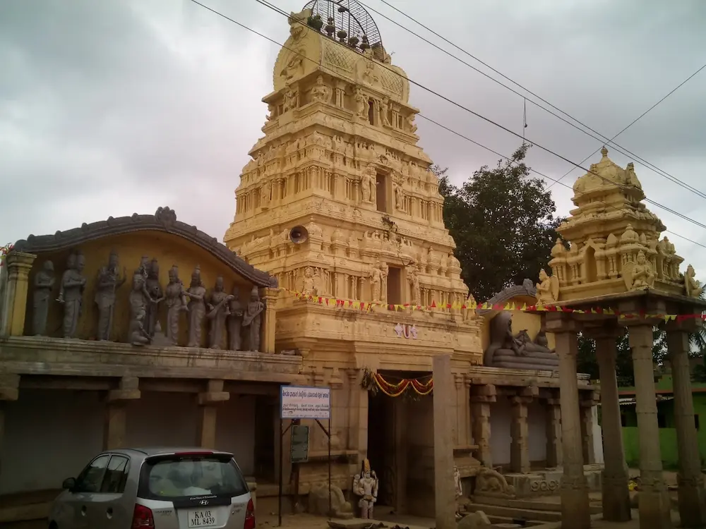 News Telugu: Bangalore: మద్యం మత్తులో విగ్రహాన్ని చెప్పుతో కొట్టిన వ్యక్తి