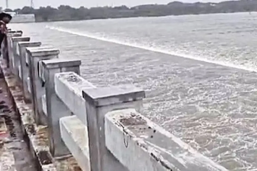 Telugu News: Nellore : నెల్లూరును అతలాకుతలం చేస్తున్న మొంథా తుపాను