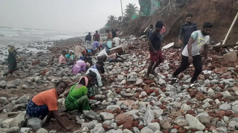 News Telugu: Uppada Beach: బంగారు రేణువుల కోసం.. ఎగబడ్డ జనం