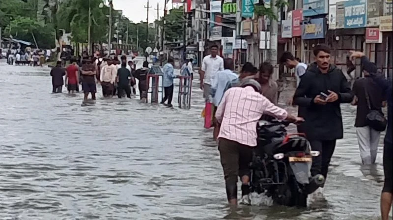 Telugu News: TG: నీట మునిగిన కాలనీల్లో బీఆర్ఎస్ నేత రాకేశ్ రెడ్డి పర్యటన