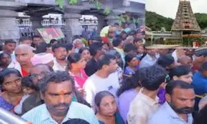 విజయవాడ ఇంద్రకీలాద్రికి పోటెత్తిన భక్తులు