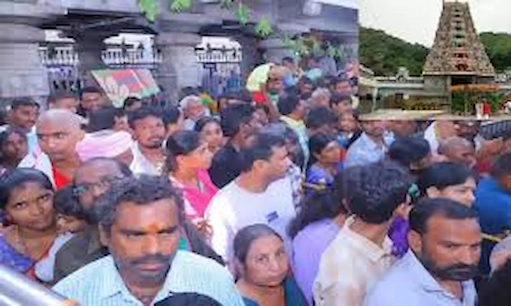 Indrakilaadri: విజయవాడ ఇంద్రకీలాద్రికి పోటెత్తిన భక్తులు