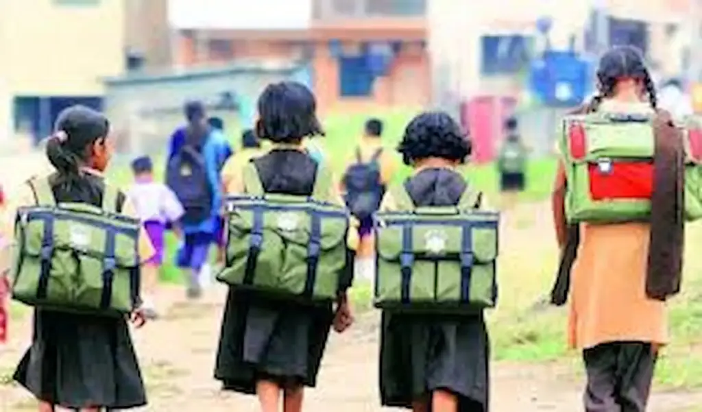 News Telugu: Rain Alert: శ్రీకాకుళం జిల్లాలోని 10 మండలాల్లో నేడు స్కూళ్లకు సెలవు