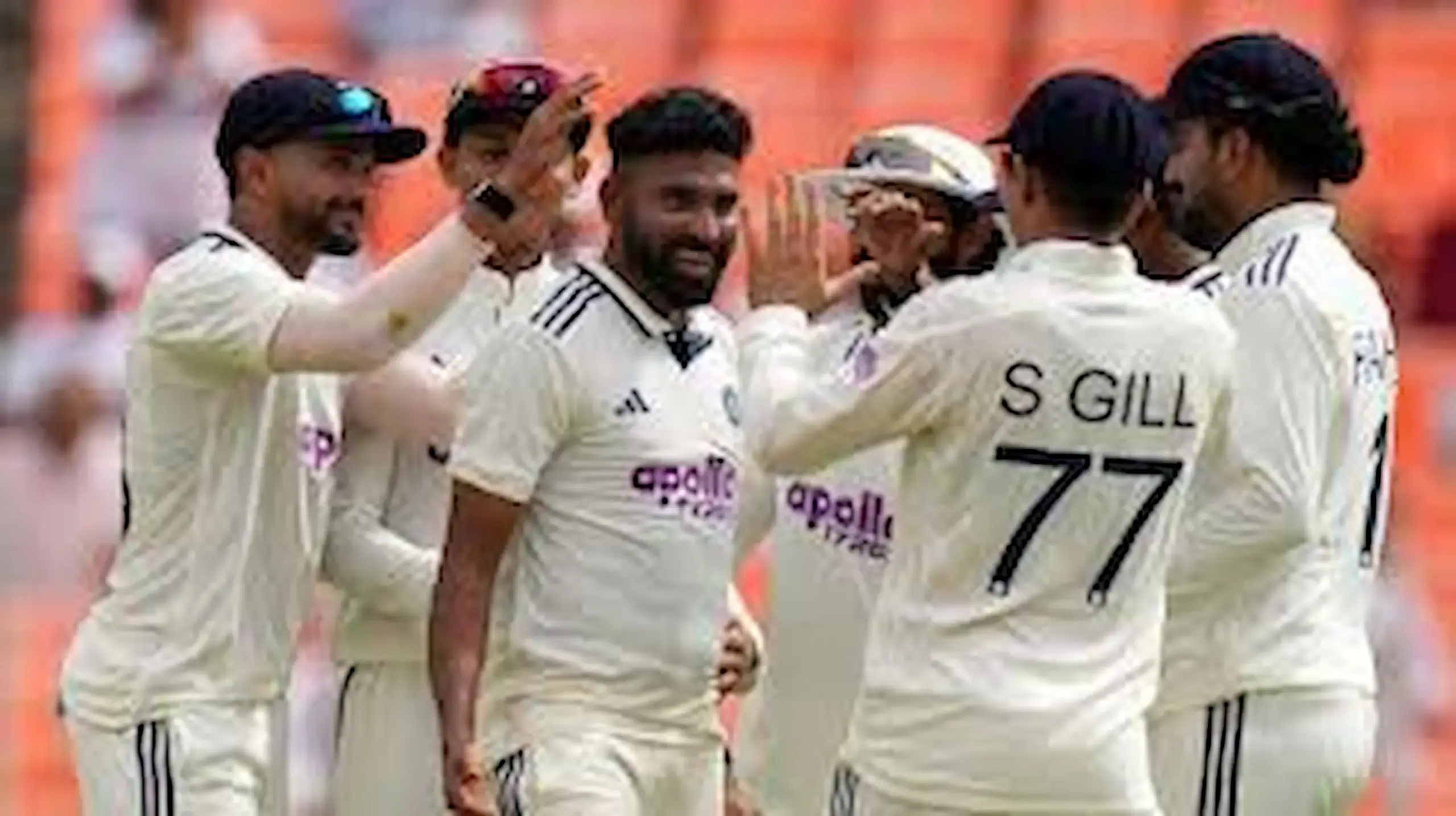 Siraj: లంచ్ సమయానికి 5 వికెట్లు కోల్పోయిన విండీస్..