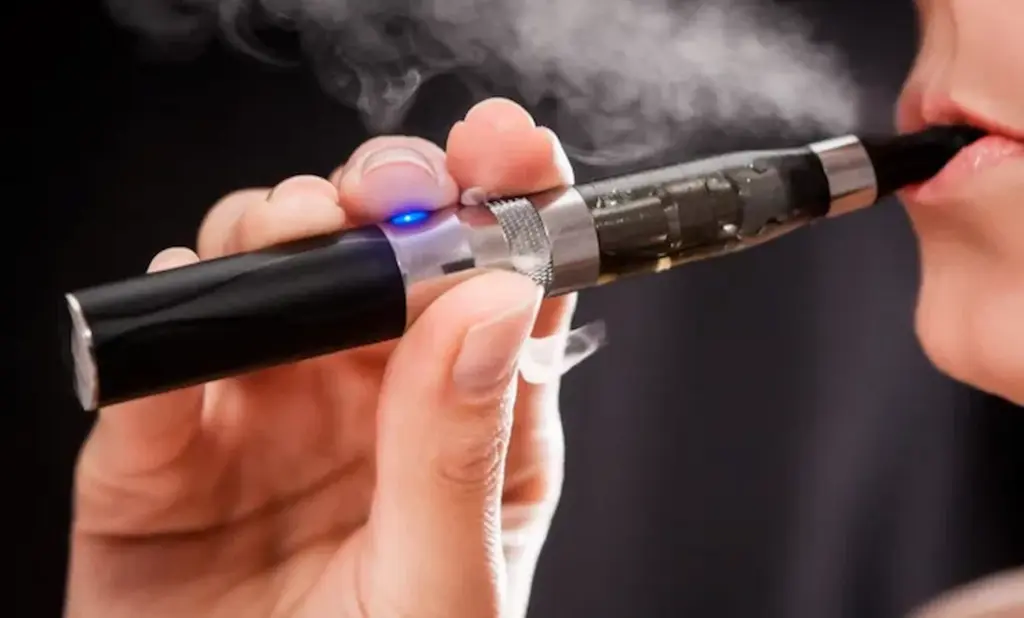 News Telugu: E-cigarettes: ప్రాణాలు పోతున్న మత్తును వదలని యువత