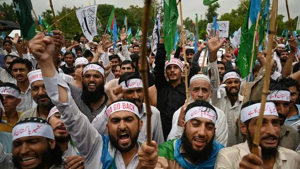 తీవ్రవాద సంస్థల అల్లర్లు..12  మంది నిరసనకారులు మృతి