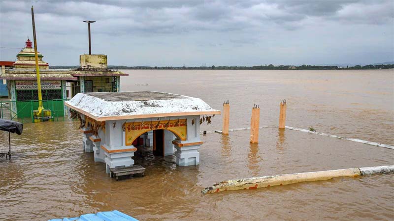 Bhadrachalam Godavari : భద్రాచలం వద్ద 50 అడుగులకు చేరిన గోదావరి