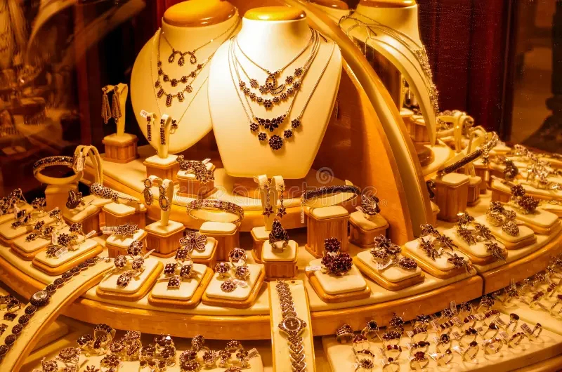 Gold Rate Today 24/10/2025 : ఒక రోజులోనే బంగారం ధర ₹9,000 వరకు పడిపోయింది.