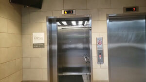 అమీర్‌పేట్‌లో లిఫ్ట్ ప్రమాదం వ్యక్తికి తీవ్ర గాయాలు