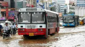 రోడ్డుపై భయానక దృశ్యం – బస్సు కింద పడి ప్రాణాలు విడిచిన వ్యక్తి!