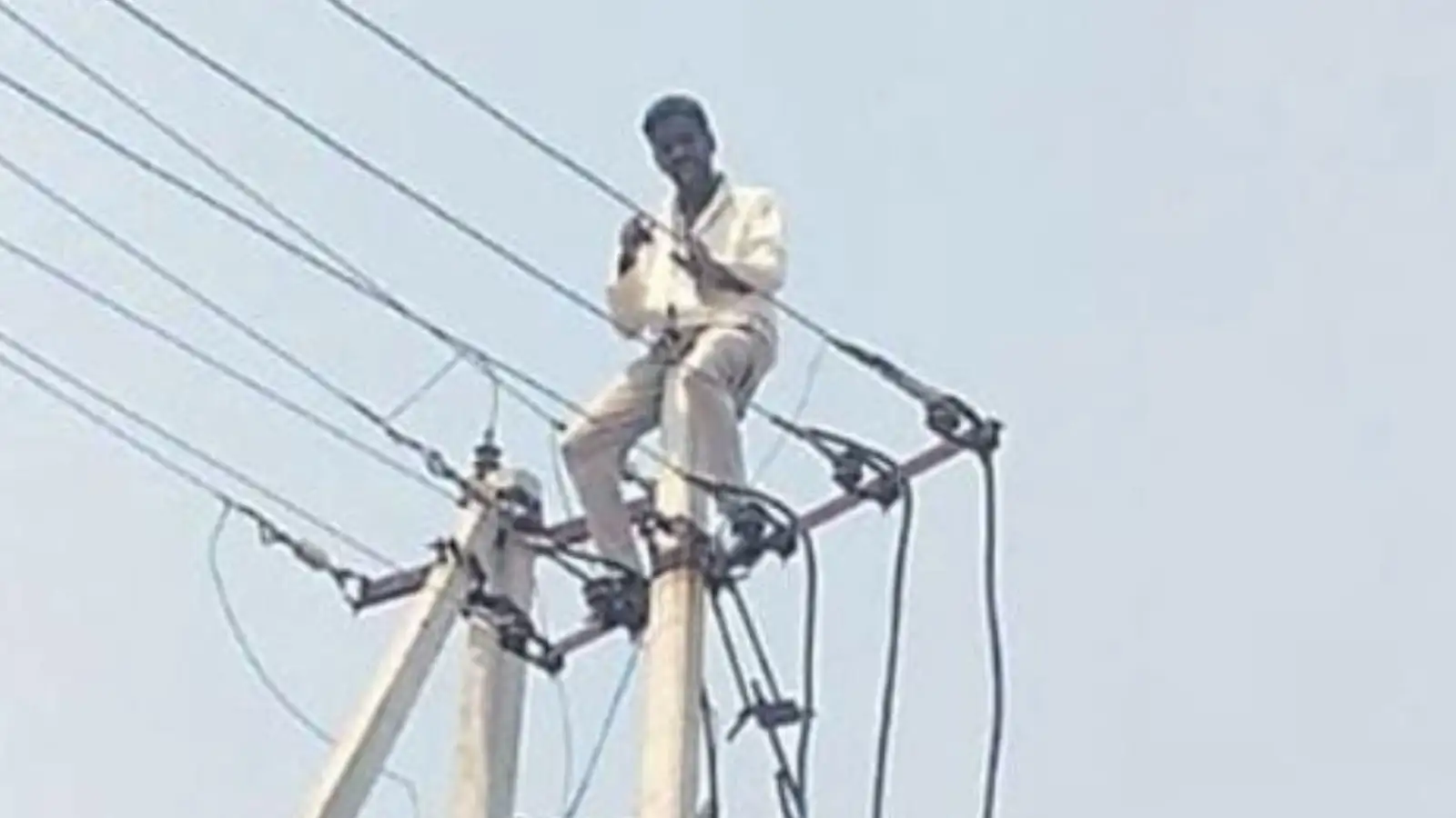 Nizambad:భోజనం పెట్టలేదని మద్యం మత్తులో కరెంట్ స్తంభం ఎక్కిన భర్త