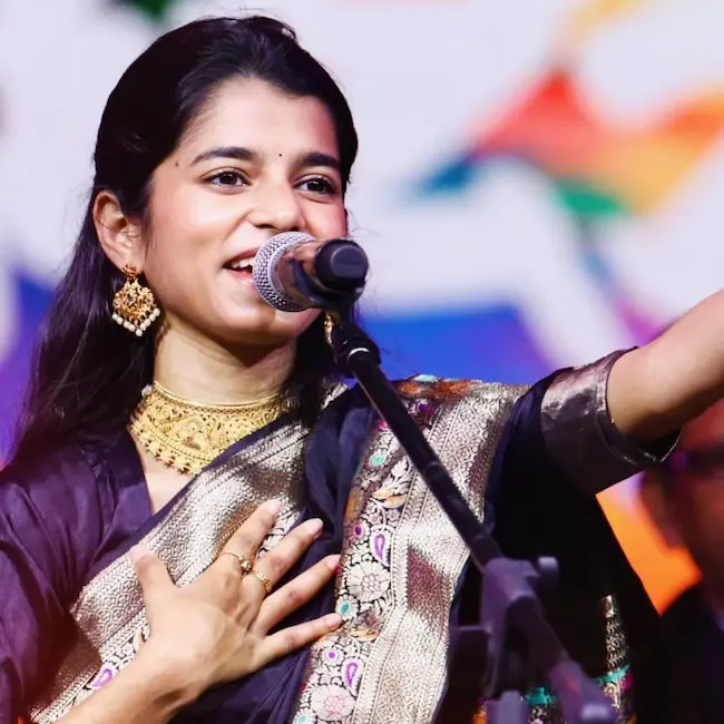 Maithili Thakur : నా ప్రాంతానికి సేవ చేయడం కోసం వస్తున్నాను ..  సింగర్ మైథిలీ ఠాకూర్‌
