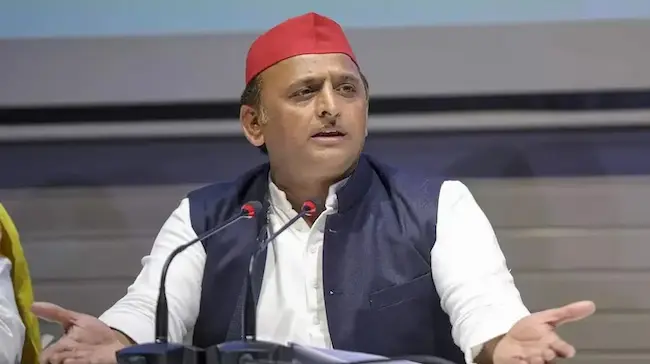 Akhilesh Yadav : యోగి ఆదిత్యనాథ్‌ చొరబాటుదారుడు.. అఖిలేష్ యాదవ్