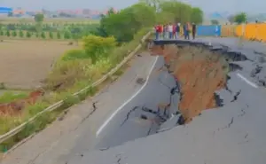 మధ్యప్రదేశ్‌లో రోడ్డు క్రుంగిపోయి కలకలం