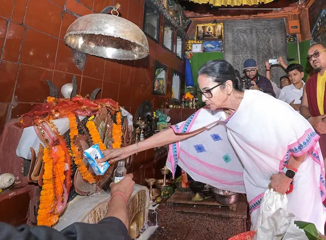 Mamata Banerjee : సిలిగురిలో పెద్ద  ఆలయాన్ని నిర్మిస్తాం: మమతా బెనర్జీ