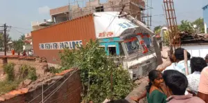 గ్రానైట్ లారీ బీభత్సం – పెను ప్రమాదం తప్పింది