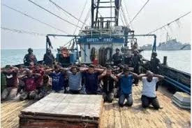 బంగ్లా నేవీ చేత మత్స్యకారుల అరెస్ట్