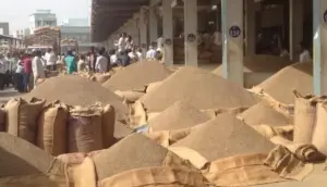 మార్కెట్ యార్డులు రైతులకిచ్చే భరోసా ఎంత?