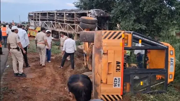 Telugu News:Kurnool Tragedy: బస్సు పక్కకి తొలగించే యత్నంలో బోల్తా పడ్డ క్రేన్ .. ఒకరికి తీవ్ర గాయాలు
