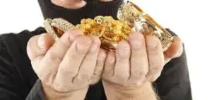 సెకన్లలో స్మార్ట్గా దొంగతనం – ఢిల్లీలో మహిళల చాకచక్యం వైరల్!