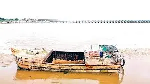 Latest news: Sangam Barrage: సంగం ఆనకట్ట షట్టర్ల పైన ఆగిపోయిన ఇసుక బోటు