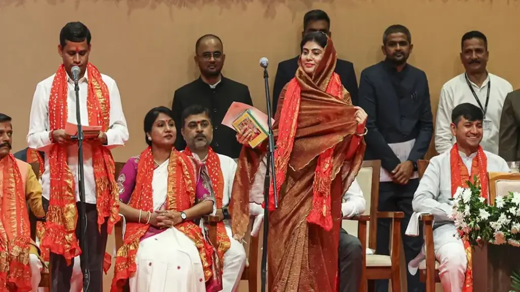 Latest News: Rivaba Jadeja: మంత్రిగా ప్రమాణస్వీకారం చేసిన రవీంద్ర జడేజా భార్య