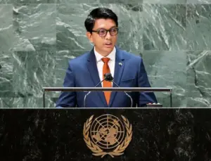 మడగాస్కర్ అధ్యక్షుడిని తరిమికొట్టిన యువత