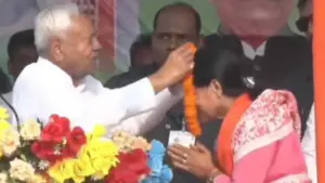 మహిళా అభ్యర్థి మెడలో పూలమాల వేసిన నితీష్ కుమార్ .. వీడియో వైరల్