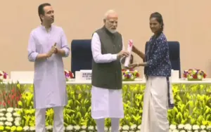 ప్రధాని చేతుల మీదుగా అవార్డు అందుకున్న ఖమ్మం యువతి