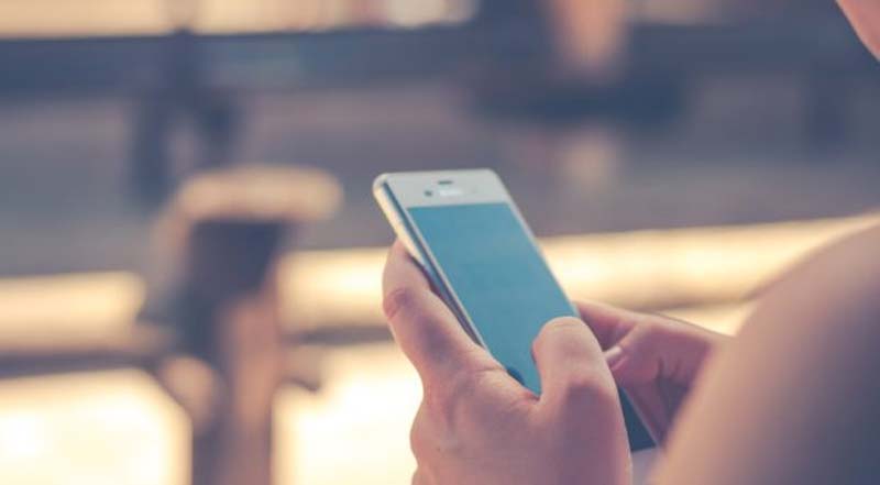 Breaking News – Phone : మీరు ఫోన్ ఎలా పట్టుకుంటున్నారు?