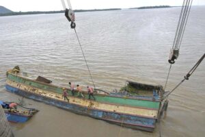 ప్రకాశం బ్యారేజీకి తప్పిన పెను ముప్పు