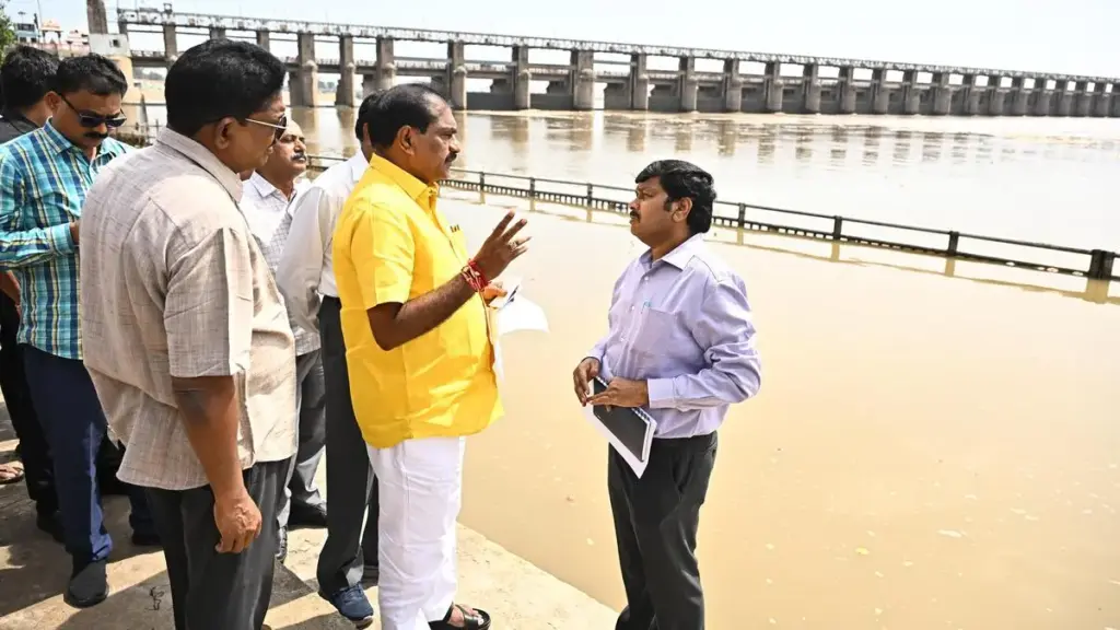 News Telugu: Rain Alert: ప్రకాశం బ్యారేజ్ కు పోటెత్తిన వరద.. పరిశీలించిన మంత్రి నిమ్మల