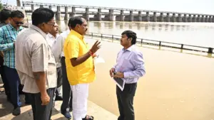 ప్రకాశం బ్యారేజ్ కు పోటెత్తిన వరద.. పరిశీలించిన మంత్రి నిమ్మల