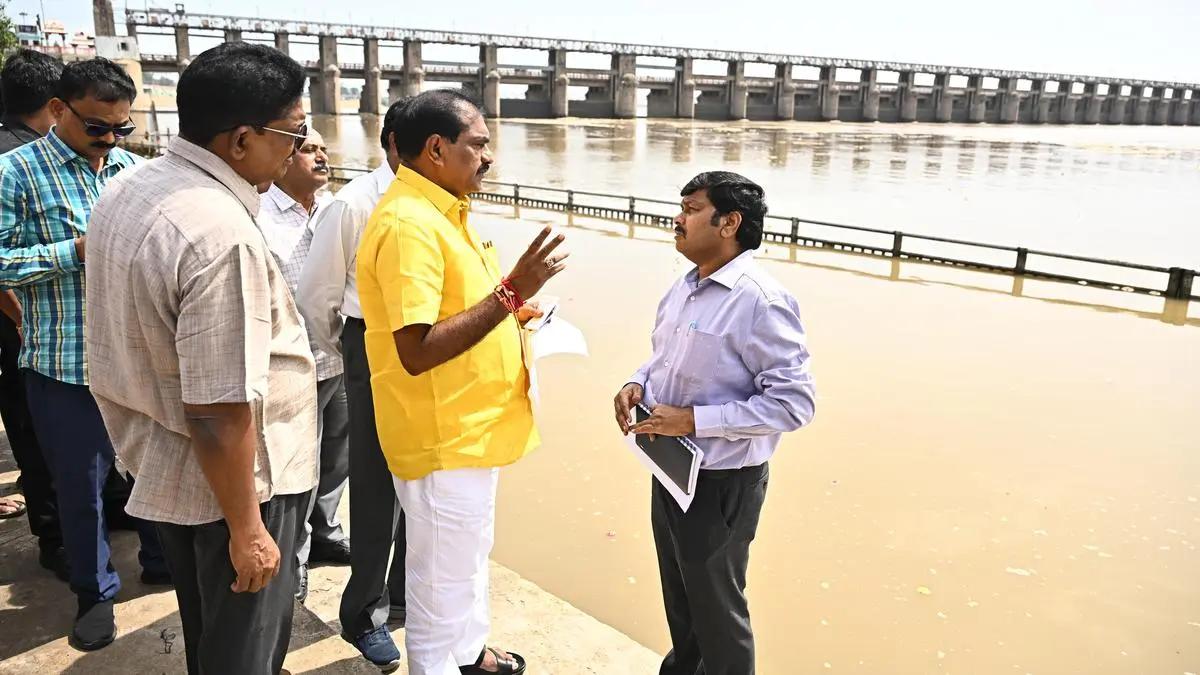 Rain Alert: ప్రకాశం బ్యారేజ్ కు పోటెత్తిన వరద.. పరిశీలించిన మంత్రి నిమ్మల