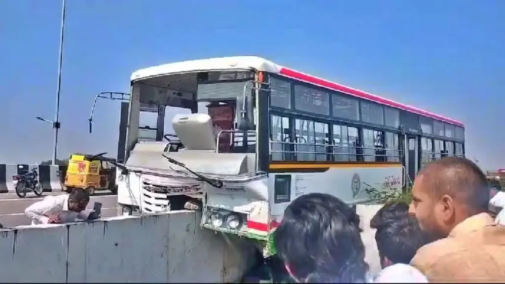  Telugu News: Accident : కారును ఓవర్ టేక్ చేస్తూ డివైడర్ ను ఢీకొన్న బస్సు