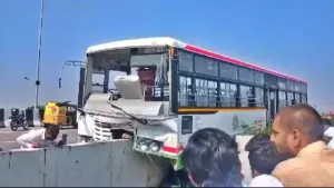 కారును ఓవర్ టేక్ చేస్తూ డివైడర్ ను ఢీకొన్న బస్సు