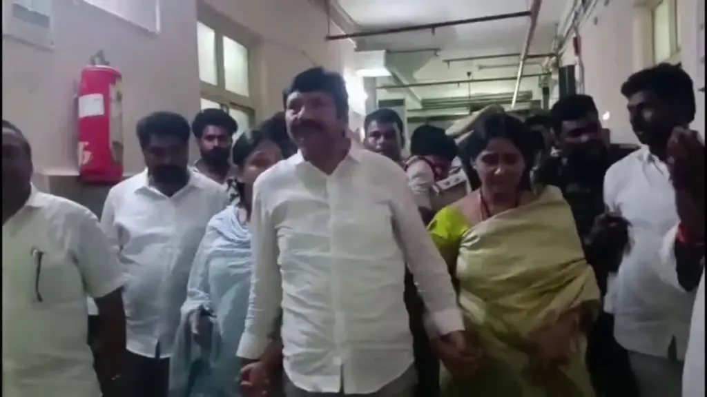 Latest news: Jogi Ramesh: ఎస్సైపై హెచ్చరికలు చేసిన జోగి రమేష్ కుమార్తె