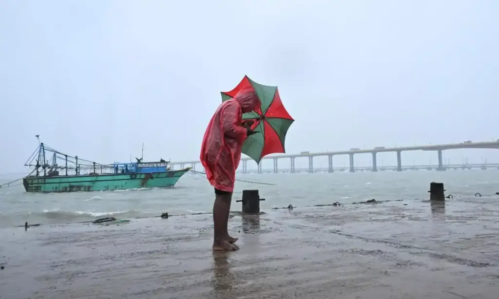 News Telugu: AP Cyclone Dithwa: రాగల మూడు రోజులు ఏపీలో భారీ నుంచి అతి భారీ వర్షాలు