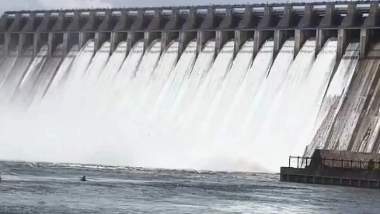 Montha Cyclone: ఐదు అడుగులు ఎత్తిన నాగార్జునసాగర్ 12 క్రెస్ట్ గేట్లు