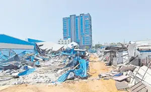 గచ్చిబౌలిలో అనుమతి లేని ఫ్లాట్ లను కూలుస్తున్న హైడ్రా