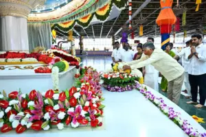 సత్యసాయికి చంద్రబాబు, లోకేశ్ ఘన నివాళి..