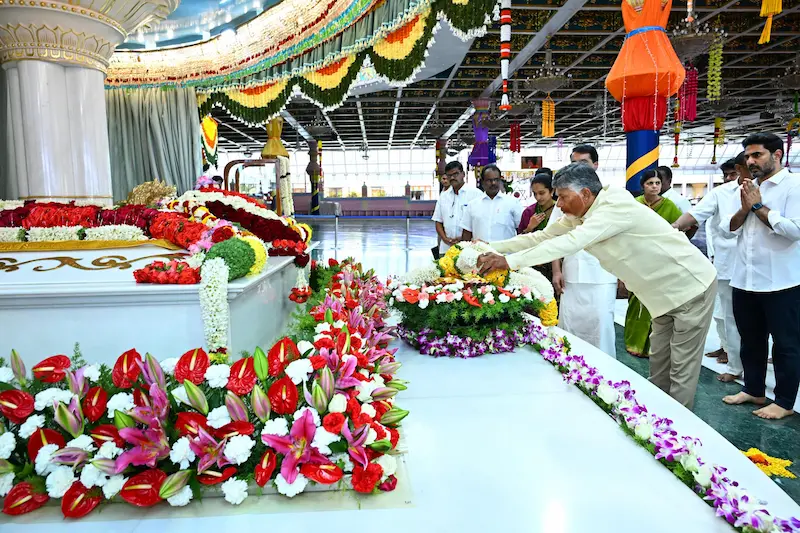 News Telugu: Nara Lokesh: సత్యసాయికి చంద్రబాబు, లోకేశ్ ఘన నివాళి..