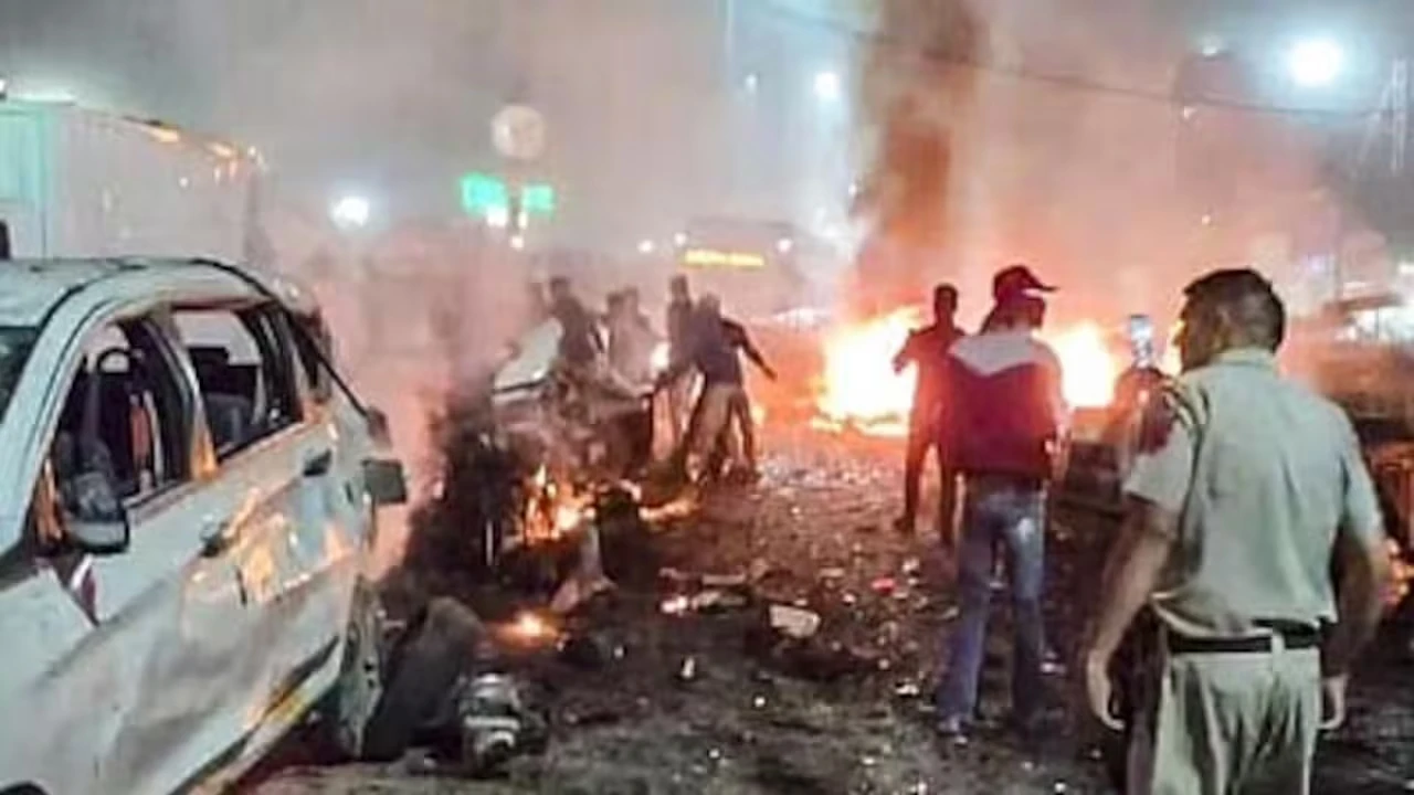 Delhi Blast: పాక్ నుంచి బాంబు తయారీ వీడియోలు.. వెలుగులో ఉగ్ర డాక్టర్ కుట్రలు